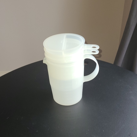 Tupperware metric measuring cup set - Picture 2 of 4